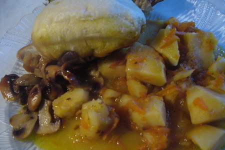 Фото к рецепту: Тушеная картошка с паровыми булочками на грибной подушке