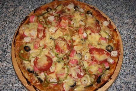 Фото к рецепту: Пицца с крабовыми палочками