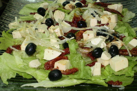 Фото к рецепту: Овощной салатик с вялеными помидорами