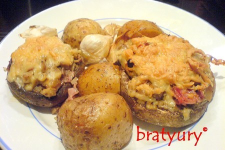 Фото к рецепту: Шампиньоны фаршированные и картофель, печёные в пакете, с соусом "шрирача"