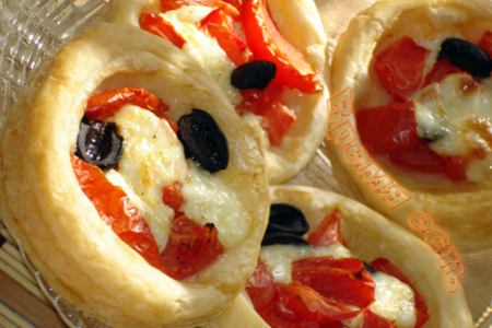 Фото к рецепту: Тарталетки с сыром «мацарелла» и томатами