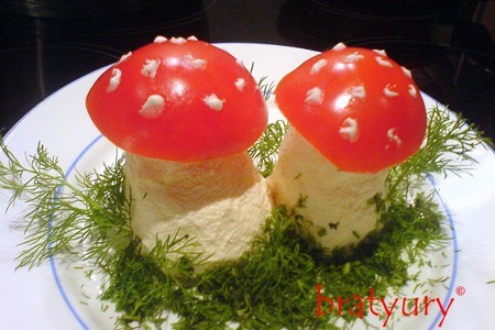 Фото к рецепту: Салат "мухоморы" из помидоров и творога. позитивный улыбательный рецепт.