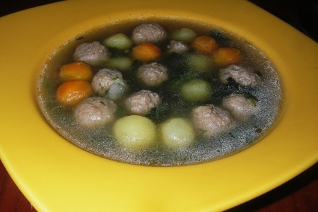 Фото к рецепту: Картофельный суп с фрикадельками и шпинатом