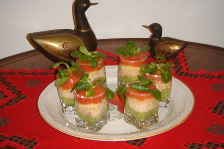 Фото к рецепту: Веррины с  авокадо,  красной рыбой и томатным муссом