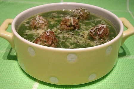 Фото к рецепту: Суп - пюре со шпинатом и фрикадельками