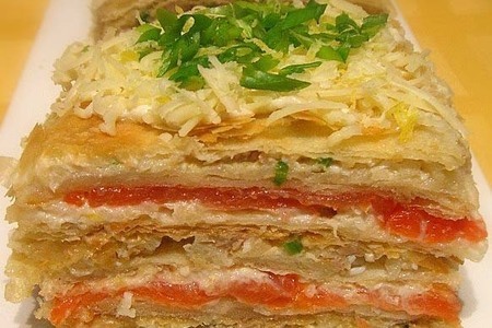 Фото к рецепту: Закусочный "наполеон" с лососем и печенью трески