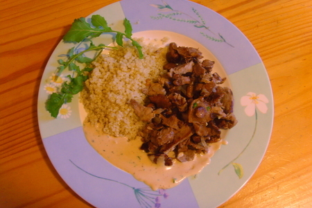Фото к рецепту: Кинуа с лисичками и со свинной вырезкой под белым соусом