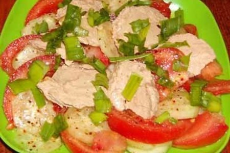 Фото к рецепту: Салат из печени минтая с помидорами