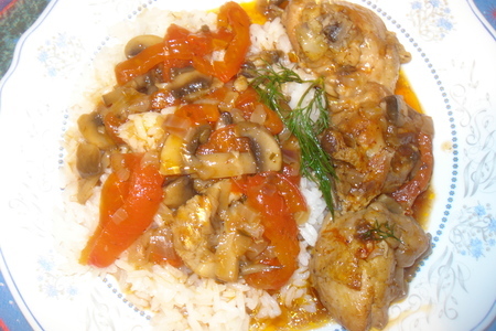 Фото к рецепту: Куриные бёдрышки запеченные с помидорами и грибами