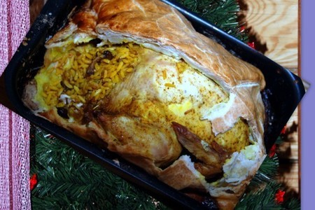Фото к рецепту: Цыпленок в слоенном тесте с рисом и грибами
