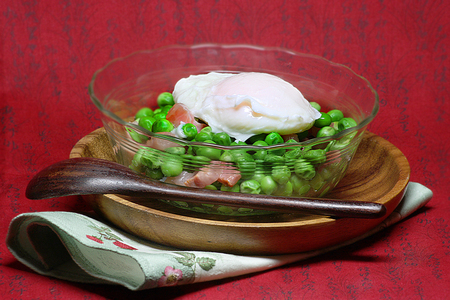 Фото к рецепту: Зеленый горошек с яйцом