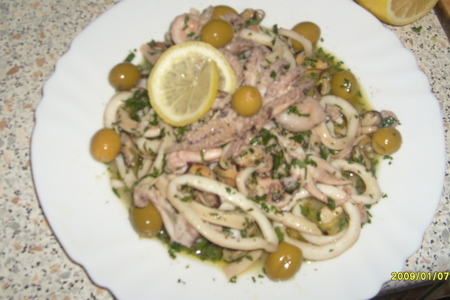 Коктейль из морепродуктов маринованный в оливковом масле с чесноком.