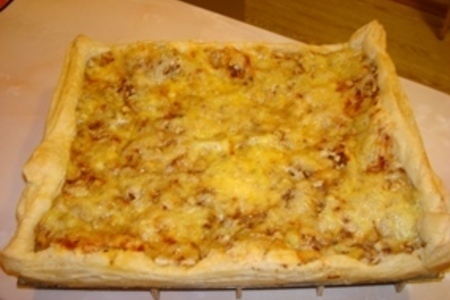 Фото к рецепту: Пирог с грушей и сыром