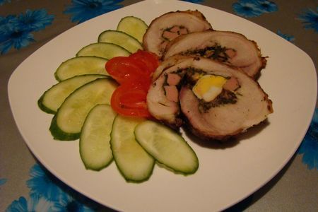 Фото к рецепту: Свиное филе, фаршированное колбасой и шпинатом