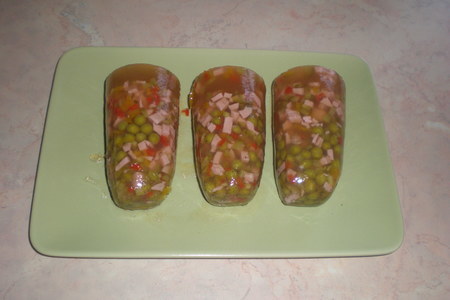 Фото к рецепту: Сальтисон с колбасой и овощами