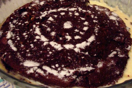Фото к рецепту: Пирог шоколадный, на ложе из заварного крема, без муки