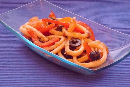 Салат  с кальмарами, перцем и маслинами
