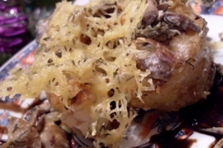 Фото к рецепту: Судак под грибной шубой , с сырной сеточкой