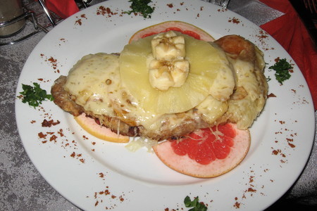Фото к рецепту: Свинина, запеченая с ананасом, грейпфрутом и бананом