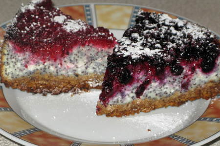 Фото к рецепту: Пирог творожно-маковый с ягодами