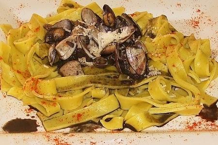 Фото к рецепту: Паста с морскими ракушками ( berberechos) и чернилами кальмара