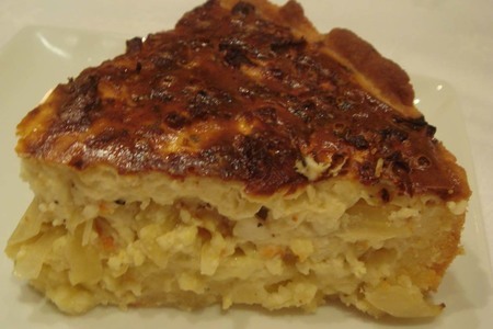 Фото к рецепту: Киш из рисовой муки с маринованной капустой и базиликом