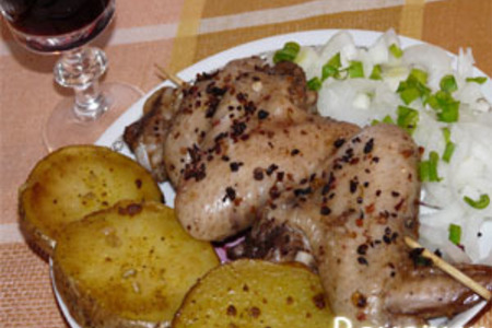Фото к рецепту: Запечённая картошка и маринованные куриные крылья
