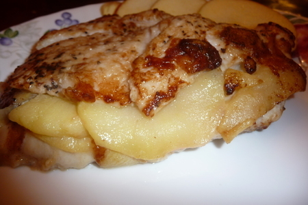 Фото к рецепту: Куриная грудка с яблоком и сыром brie.