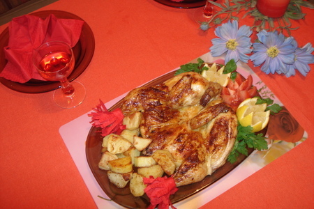 Фото к рецепту: Курица запеченая с чесночным соусом и картофелем   по-особому