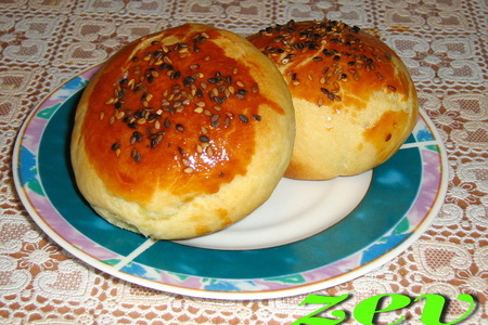 Фото к рецепту: Погоча - турецкие булочки с сыром и кунжутом