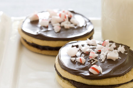 Фото к рецепту: Песочное печенье в шоколадной глазури