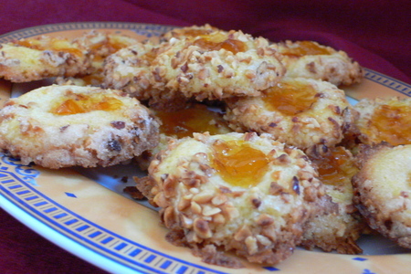 Фото к рецепту: Ореховые шарики (печенье с орехом и персиковым вареньем)