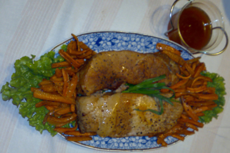 Фото к рецепту: Свиная корейка, морковь и бумага для выпекания