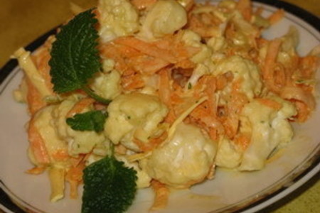 Фото к рецепту: Салат из цветной капусты c копченым сыром
