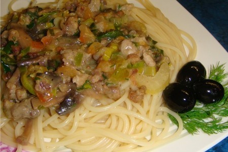 Фото к рецепту: Рубленное свиное мясо с грибами и спагетти.
