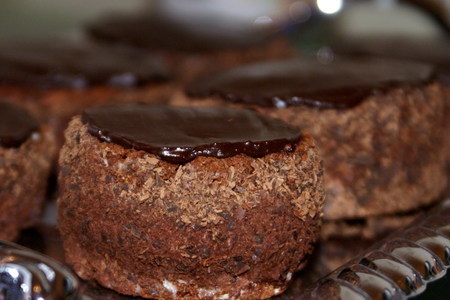 Фото к рецепту: Шоколадные пирожные по мотивам "а-ля sacher"