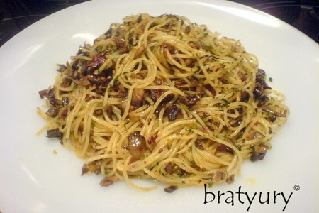 Фото к рецепту: Спагетти ал денте с острым чесночно-грибным соусом