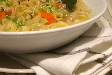 Фото к рецепту: Фасолевый суп с лапшой