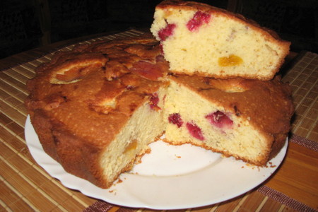 Фото к рецепту: Абрикосово-вишневый пирог