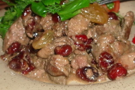Фото к рецепту: Печенка гусиная с изюмом, клюквой и вишней