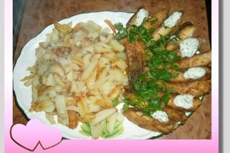 Пелингас жаренный с соусом и картофелем