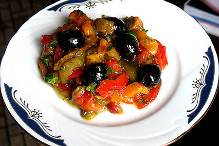 Фото к рецепту: Салат из запечёной паприки (salata me psites piperies)