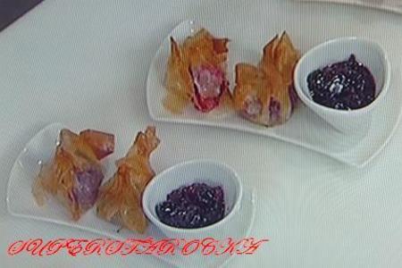 Фото к рецепту: Подарки из фило с ягодами и соусом