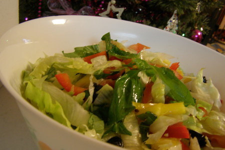 Фото к рецепту: Овощной салатик с помидорами и сыром фета