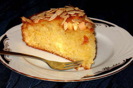 Фото к рецепту: Пирог из йогурта с лимонным ароматом // jaourtopita