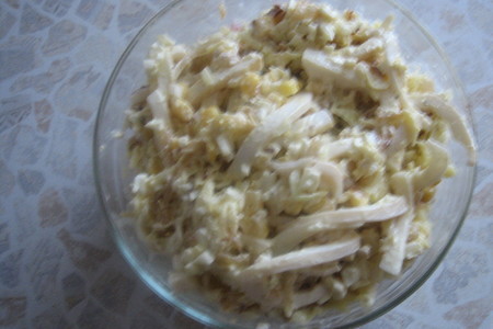 Фото к рецепту: Салат из кальмар с луком