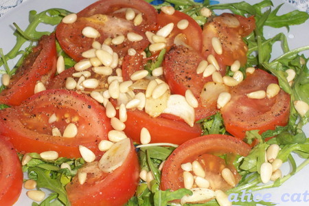 Фото к рецепту: Теплый салат из руколы с помидорами