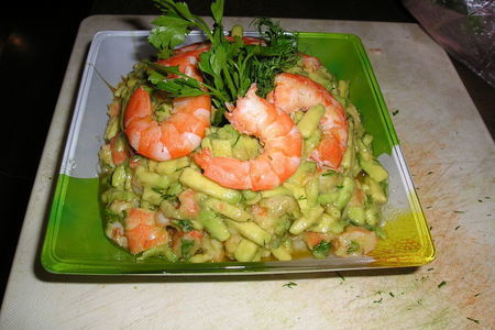 Фото к рецепту: Салат из креветок с авокадо