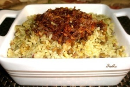 Фото к рецепту: "мжаддара" или рис с чечевицей и жареным луком