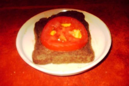 Фото к рецепту: Fry egg in a black bread. жареное яйцо в черном хлебе.